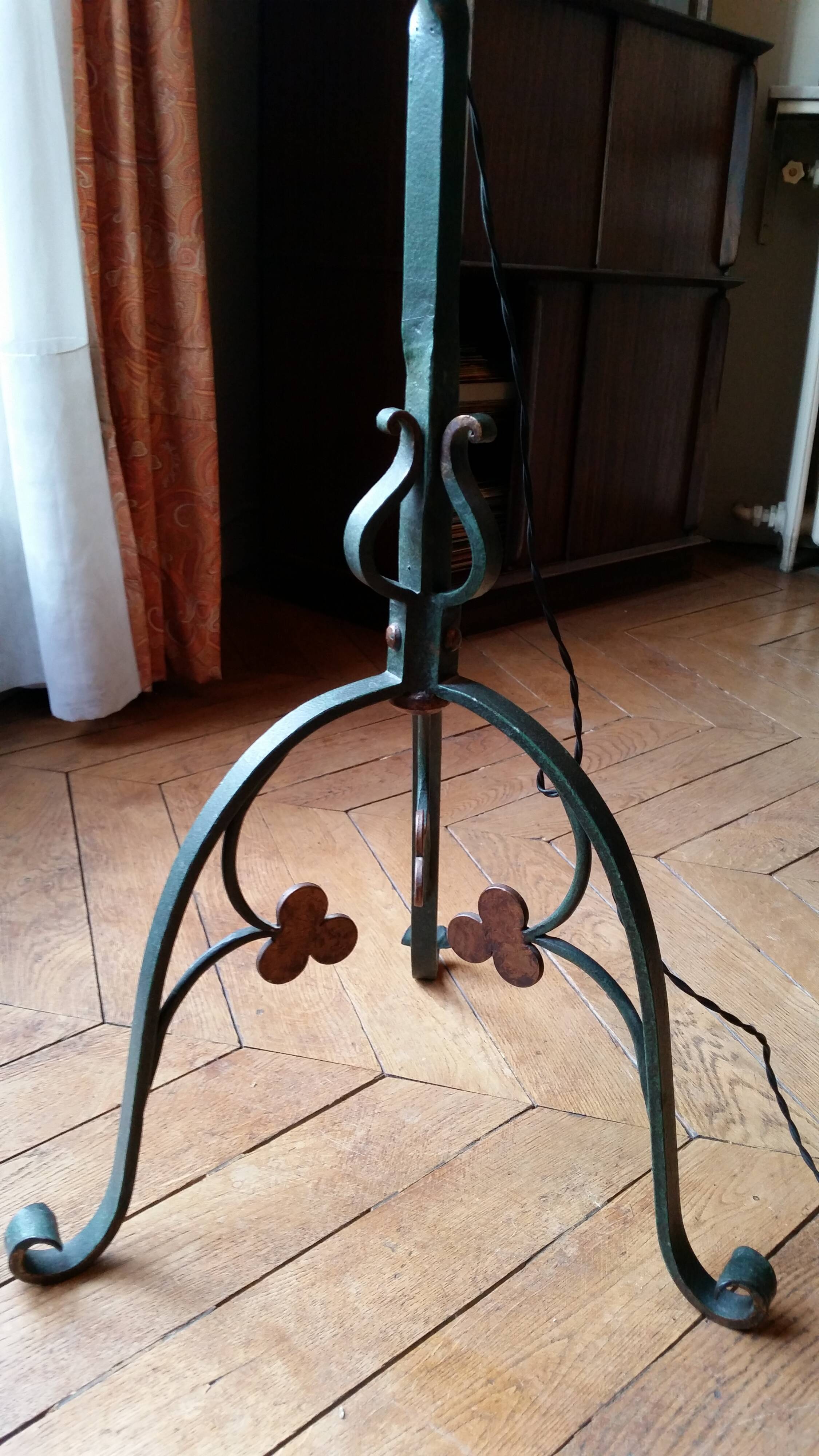 Lampadaire en fer forgé tripode des années 50
