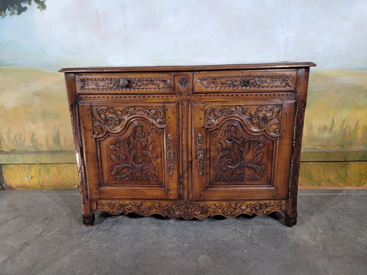 Buffet sculpté Louis XV en noyer