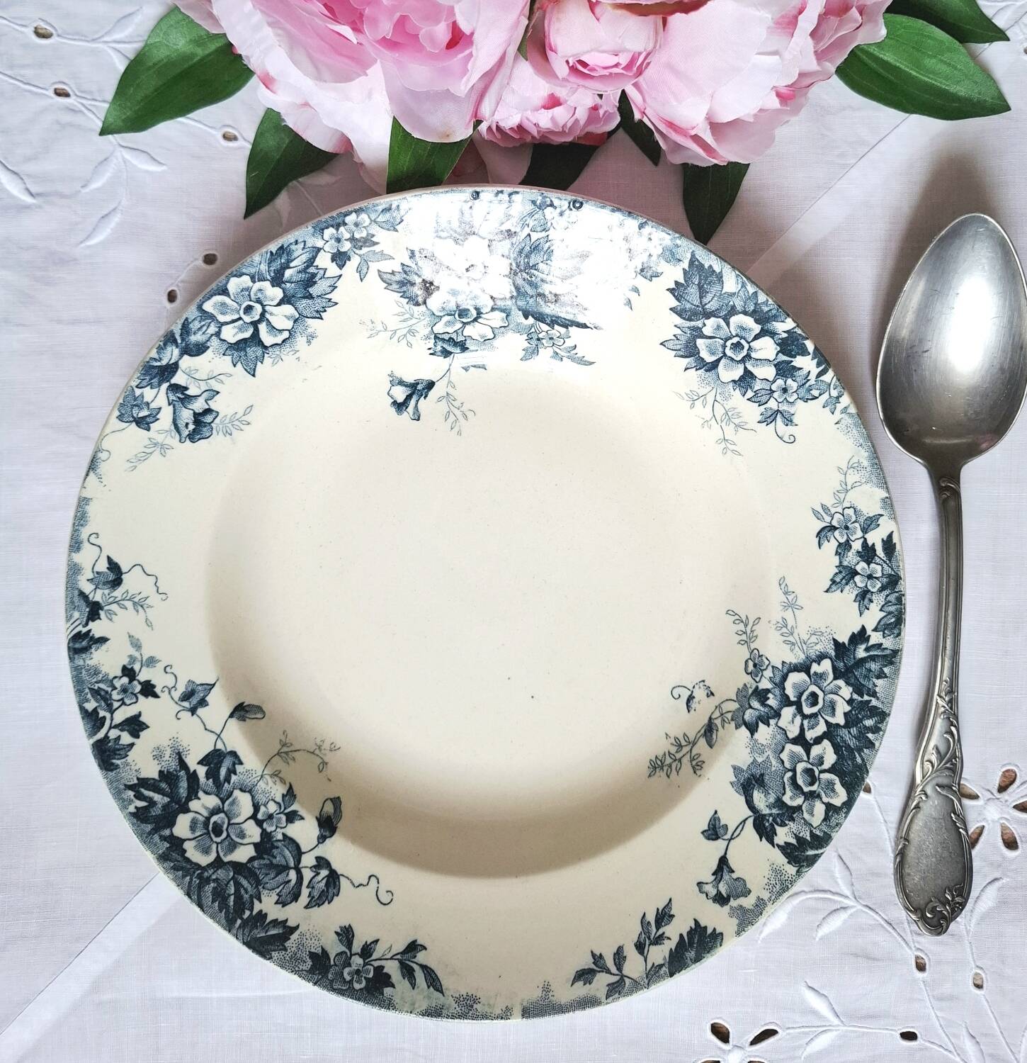 Antique deep plates in ironstone with a soup tureen.