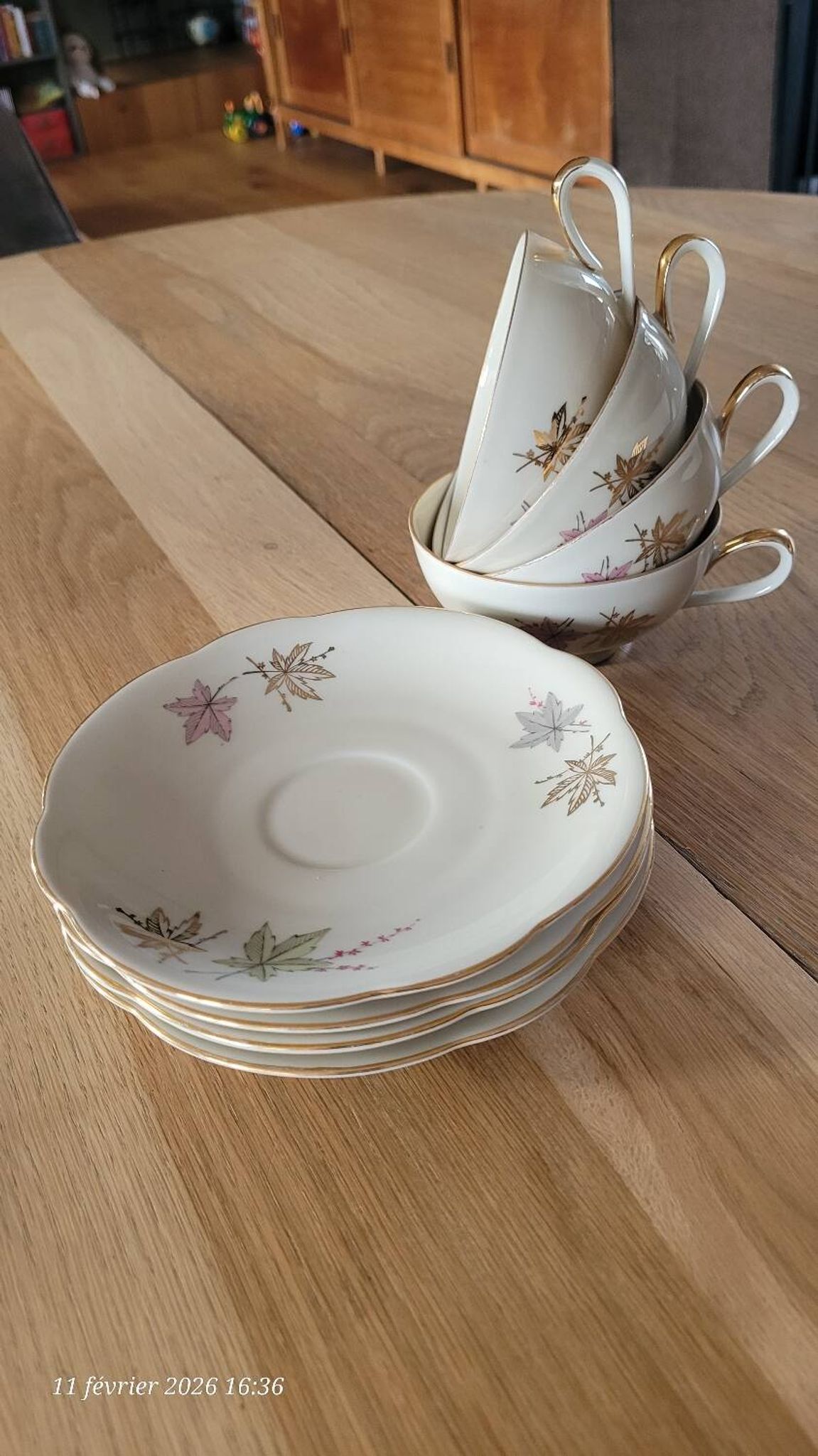 4 cups and saucers made of fine porcelain from Bavaria.
