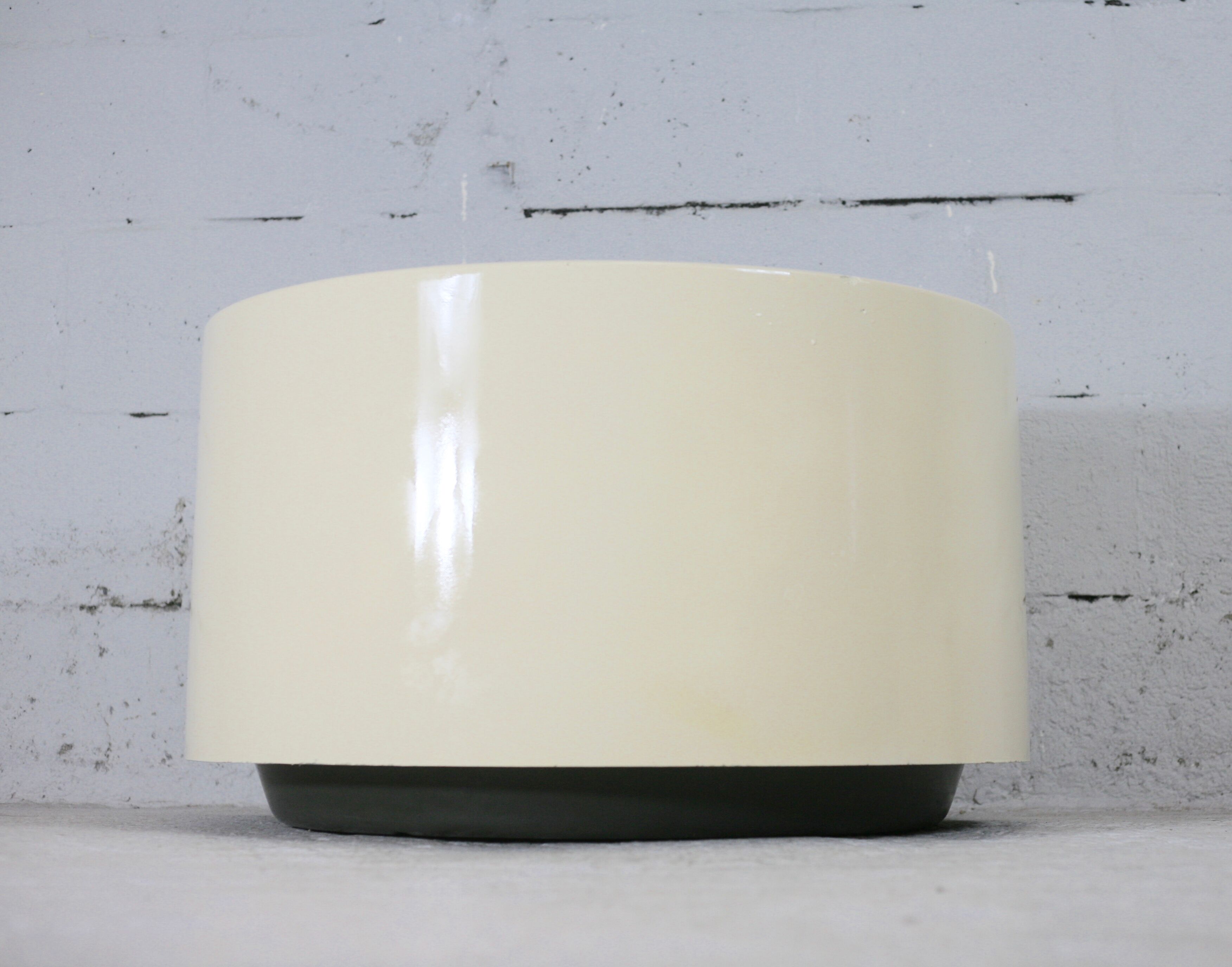 Important cylindrical planter in cream lacquered fiberglass, circa 1970