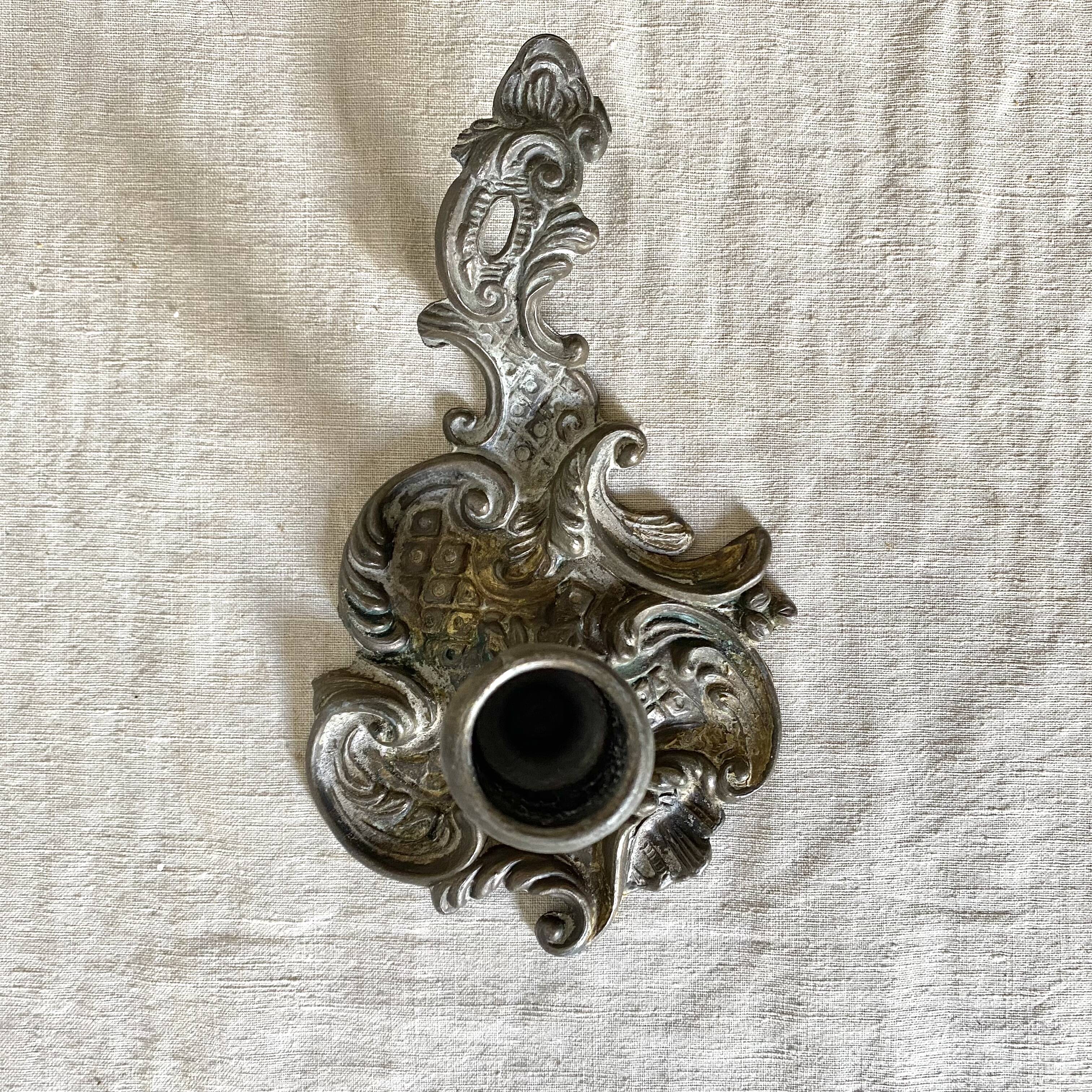 Antique style thumb candle holder