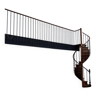 Escalier de bistrot début XXème siècle avec rambarde