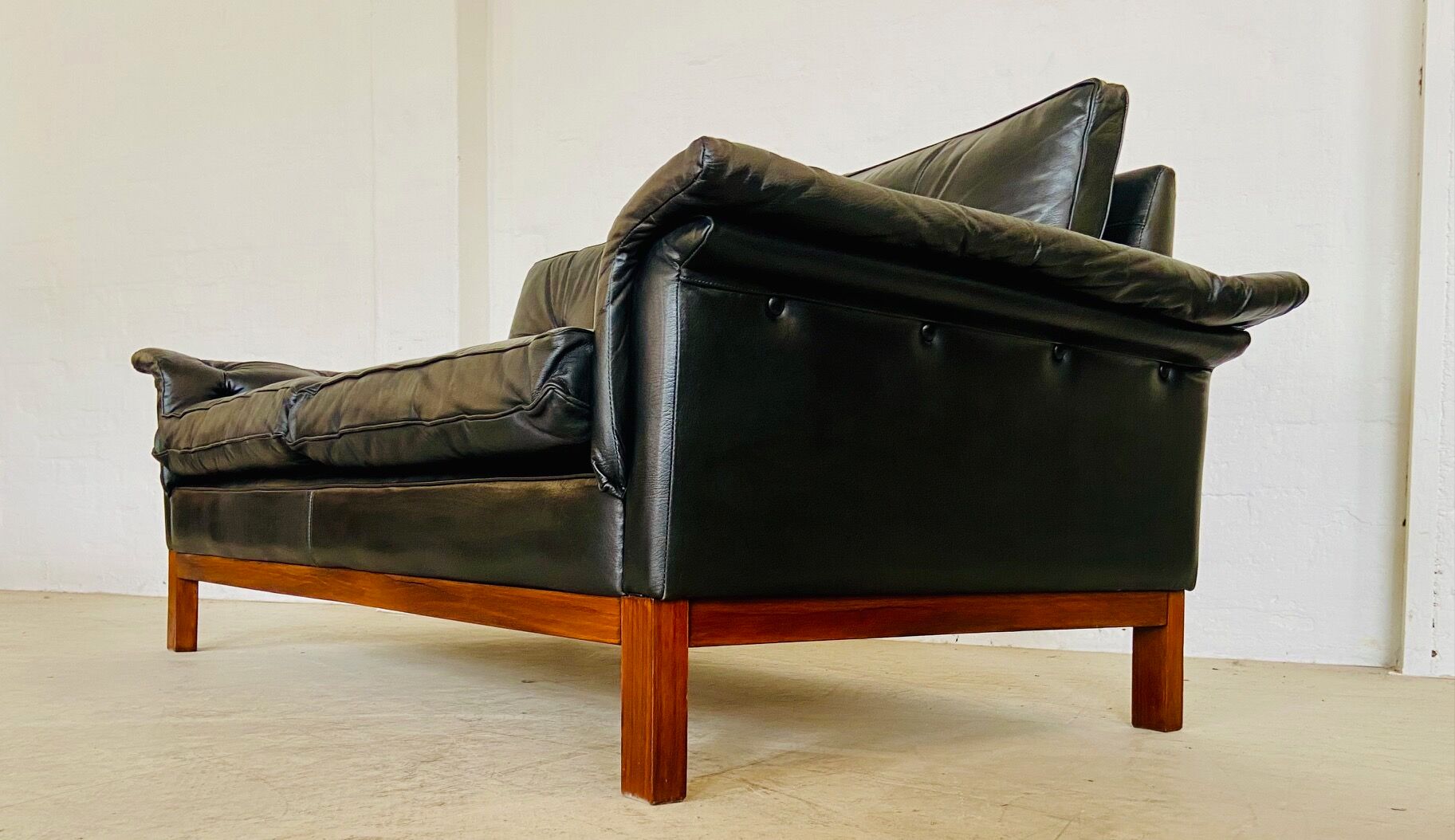 Canapé en cuir noir à boutons vintage scandinave des années 1960, modèle Kardinal, pour 2 personnes.