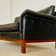 Canapé en cuir noir à boutons vintage scandinave des années 1960, modèle Kardinal, pour 2 personnes.