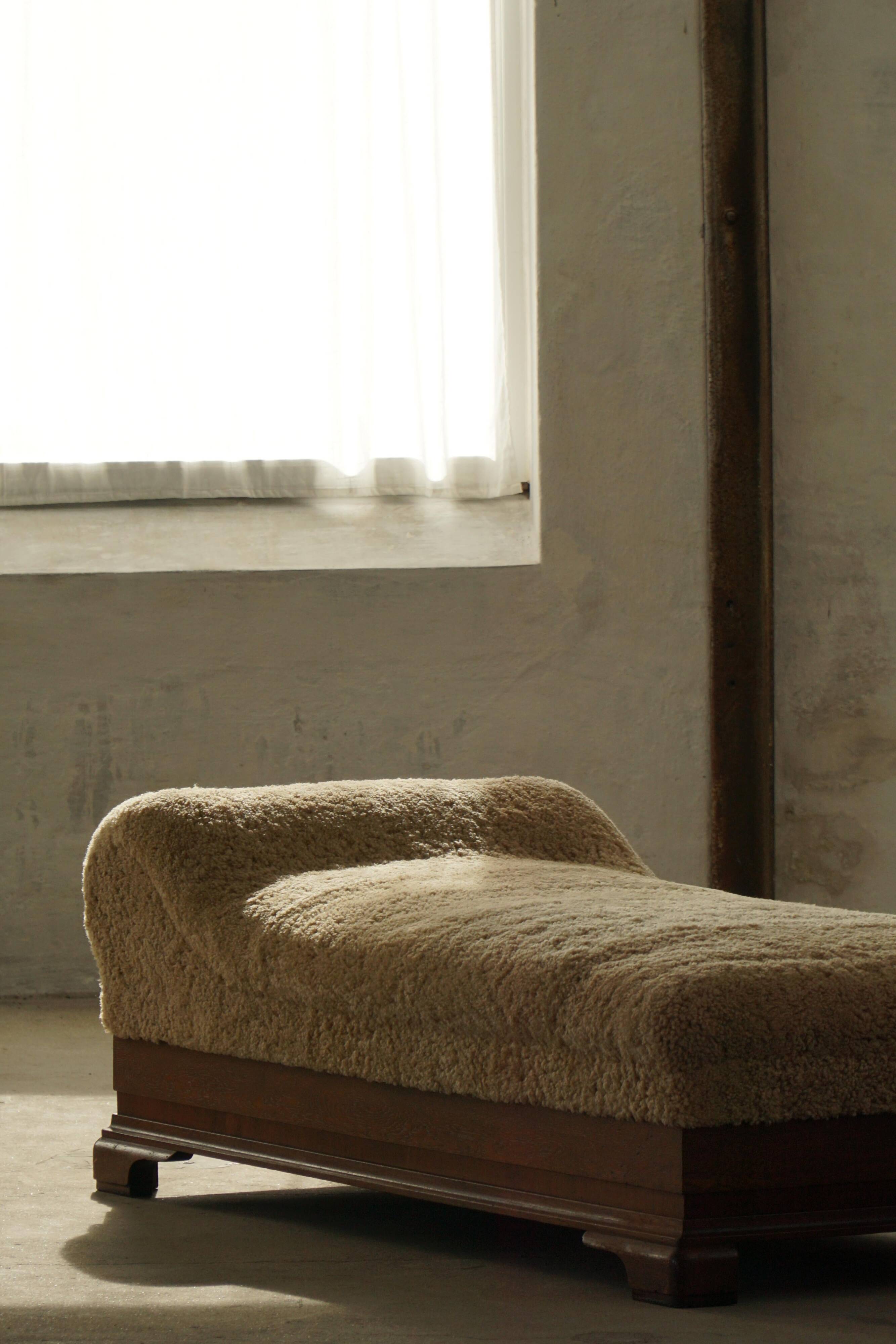 Art Deco, upholstered daybed in lambswool, Danish cabinetmaker, 1930s.