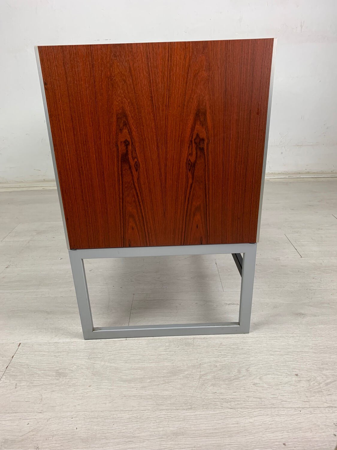 Hi-fi bang and olufsen cabinet