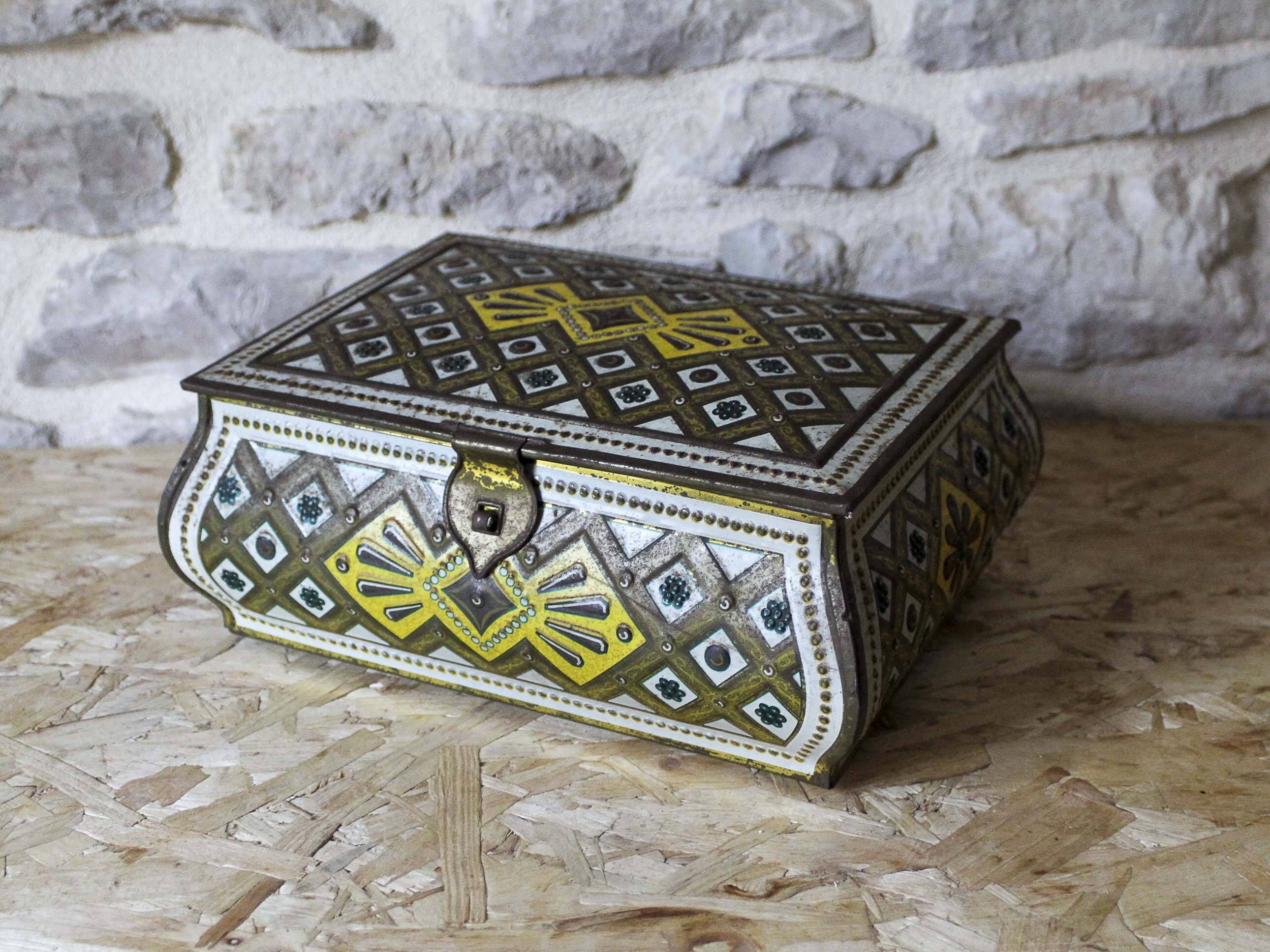 Old Victoria metal biscuit box