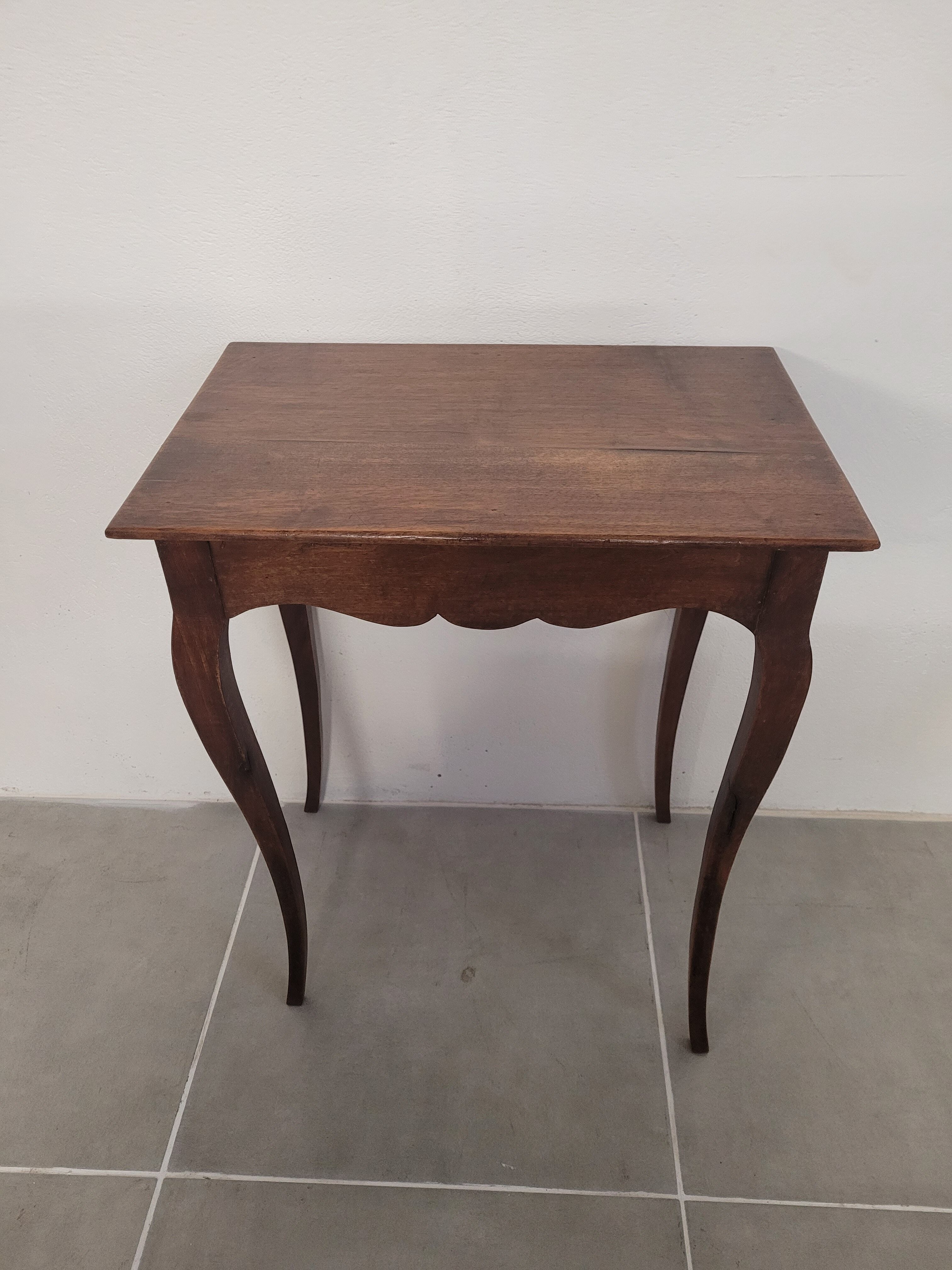 SMALL CONSOLE IN MASSIVE CHENE.