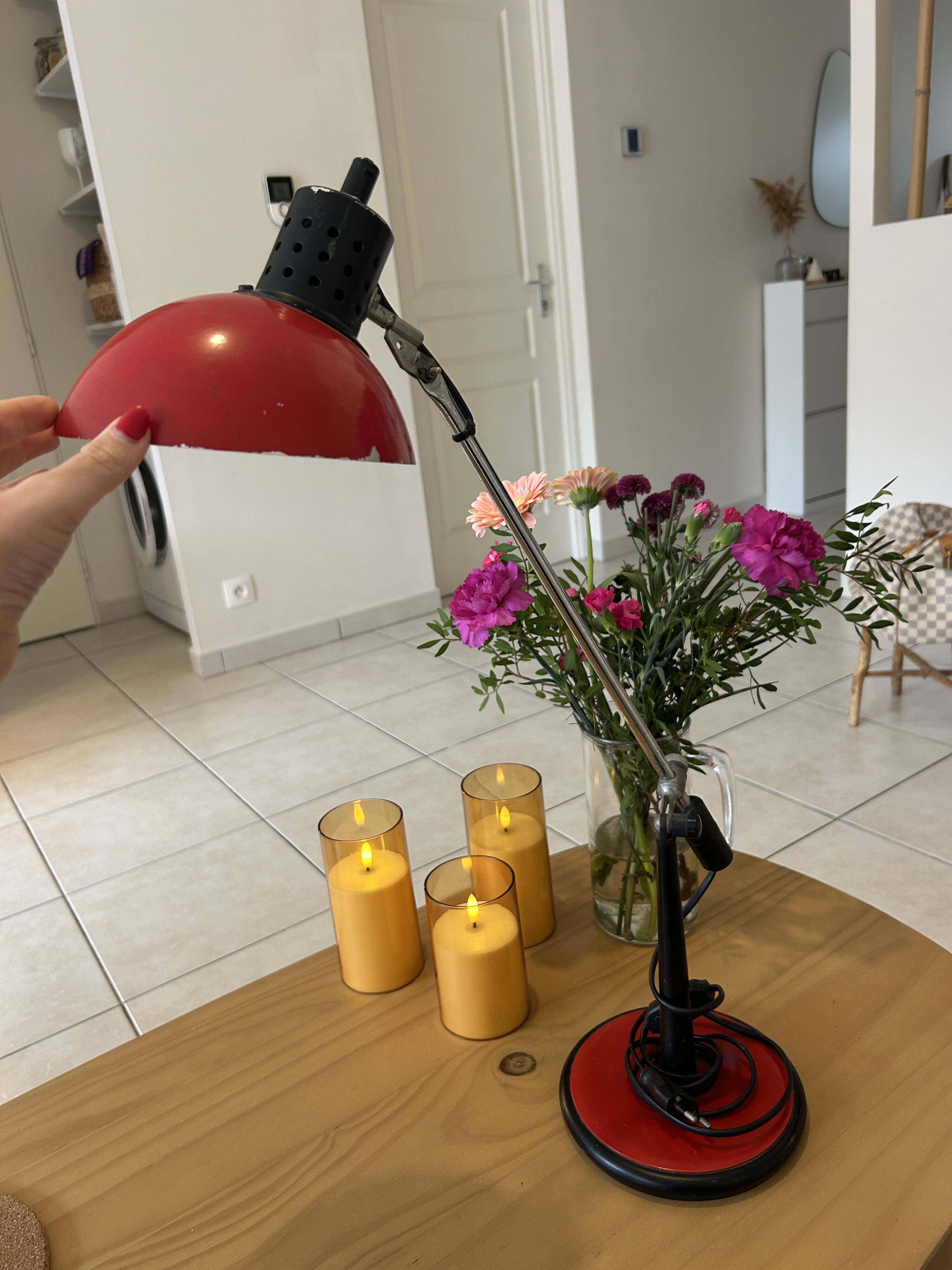 Articulated vintage desk lamp