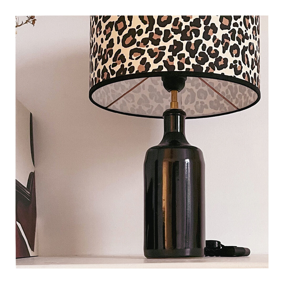 Lampe grès et imprimé léopard