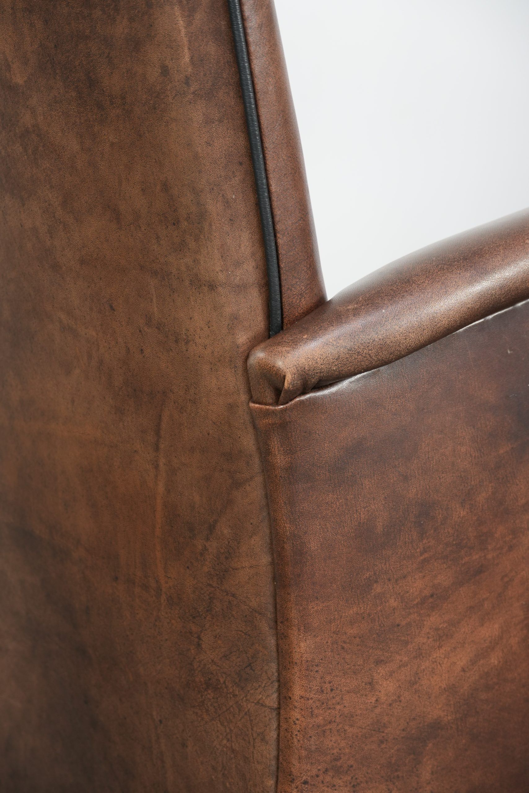 Set of 4 nicely finished dining chairs/side chairs with armrests made of cowhide leather