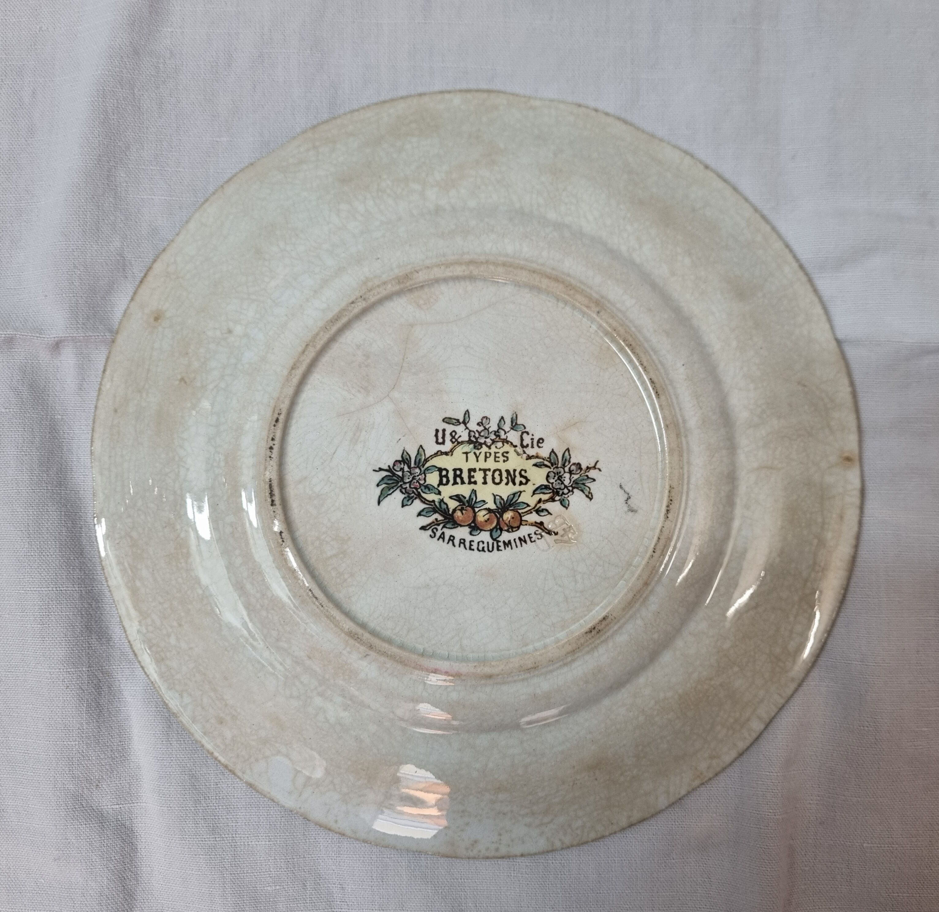 Sarreguemines earthenware plates: the Bretons