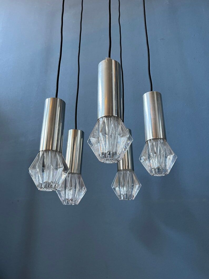 Space Age waterfall suspension