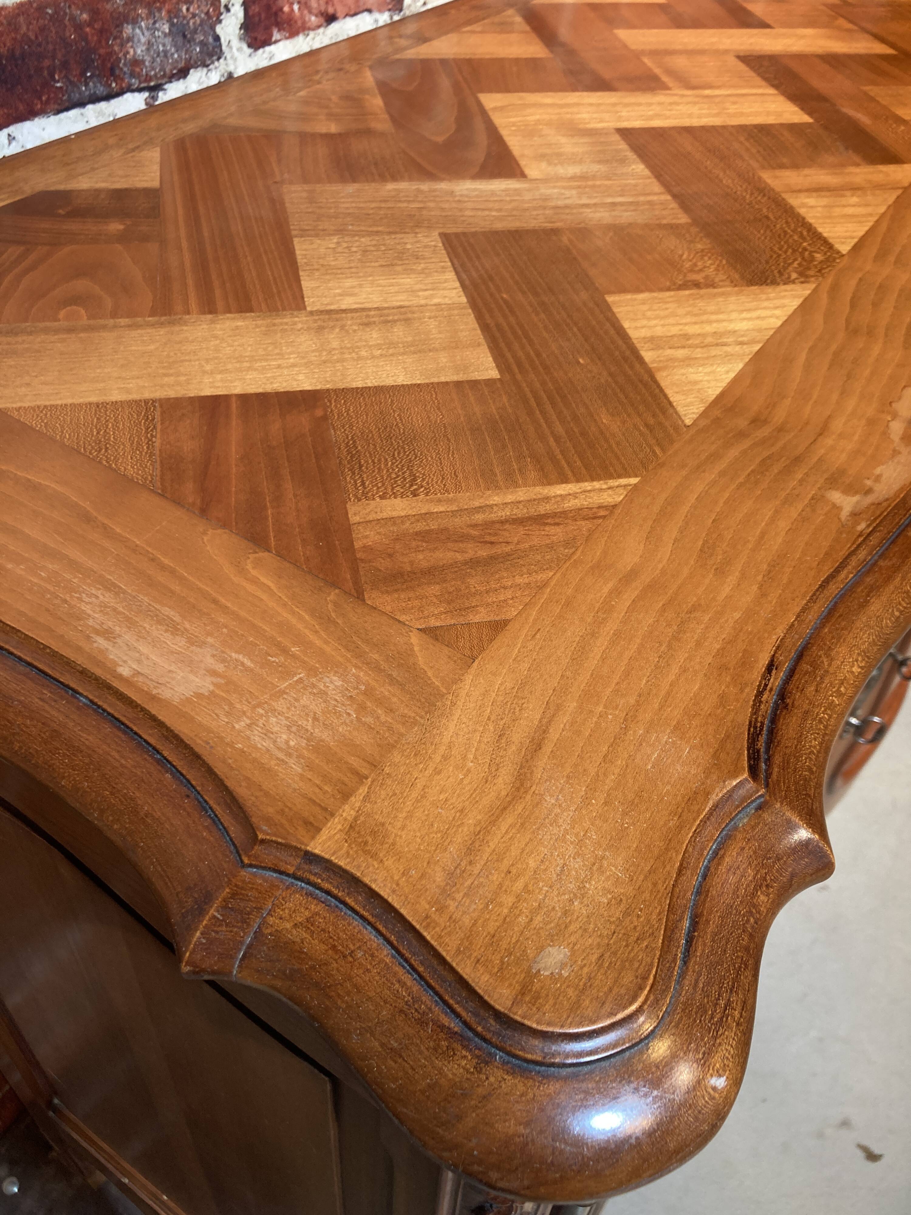 Louis XV style sideboard, 3 doors with lock, glass top.