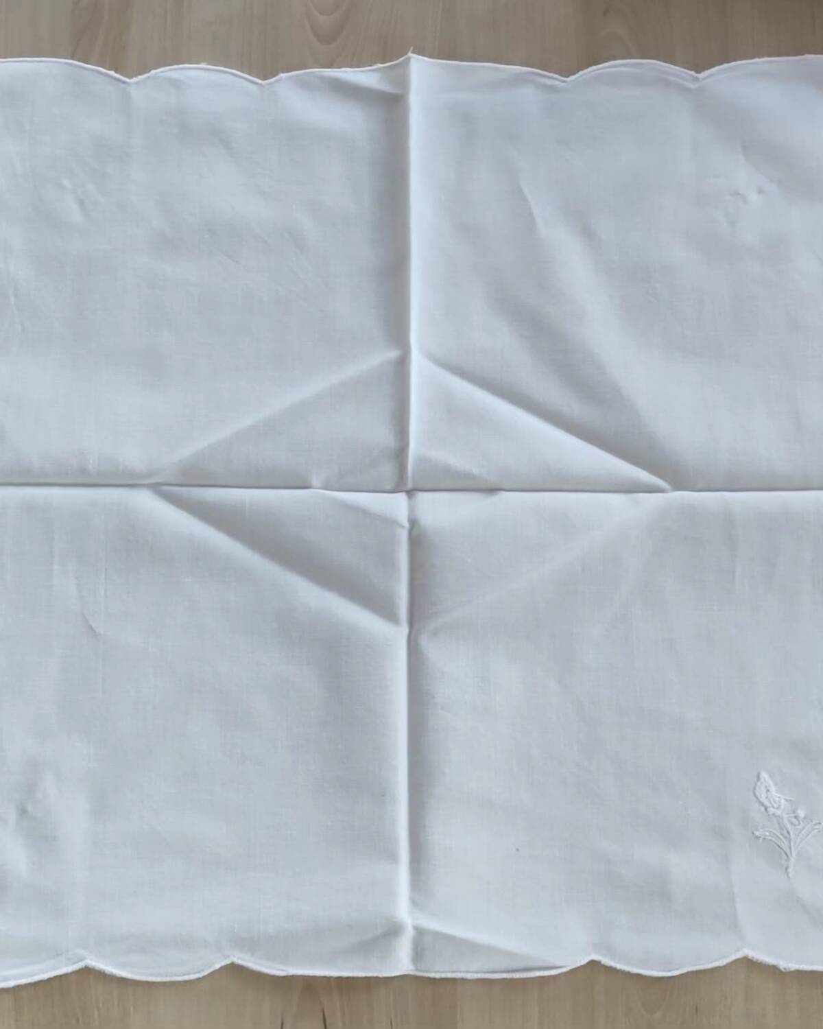 Old tablecloth and 12 napkins, table linen