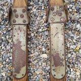 A pair of skis