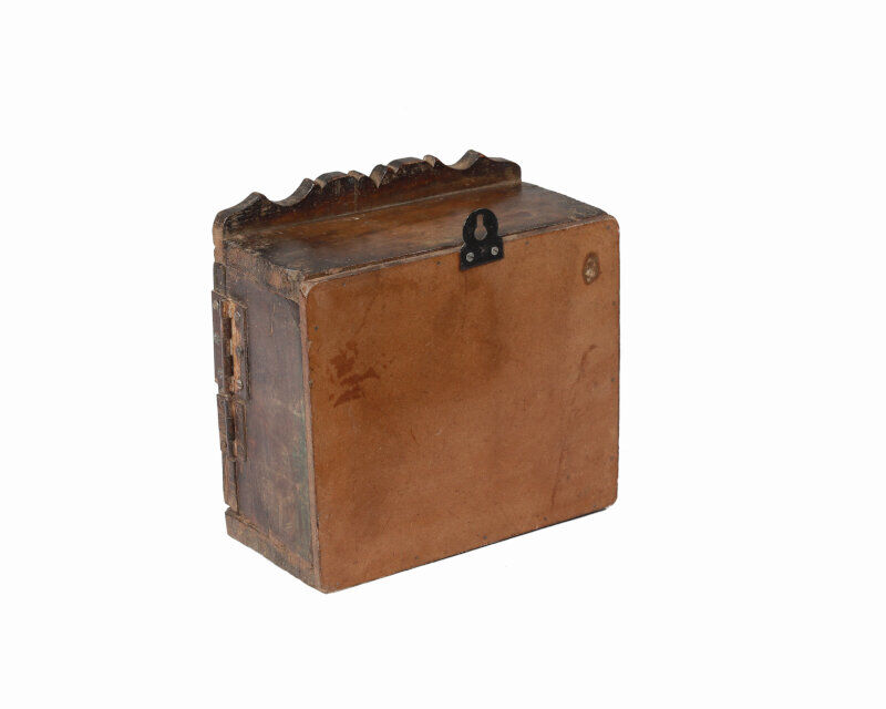 Little old wall showcase box has clock patina of origin india 24x13x24cm