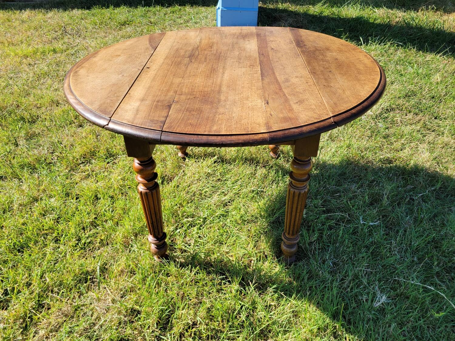 Round table with 2 leaves