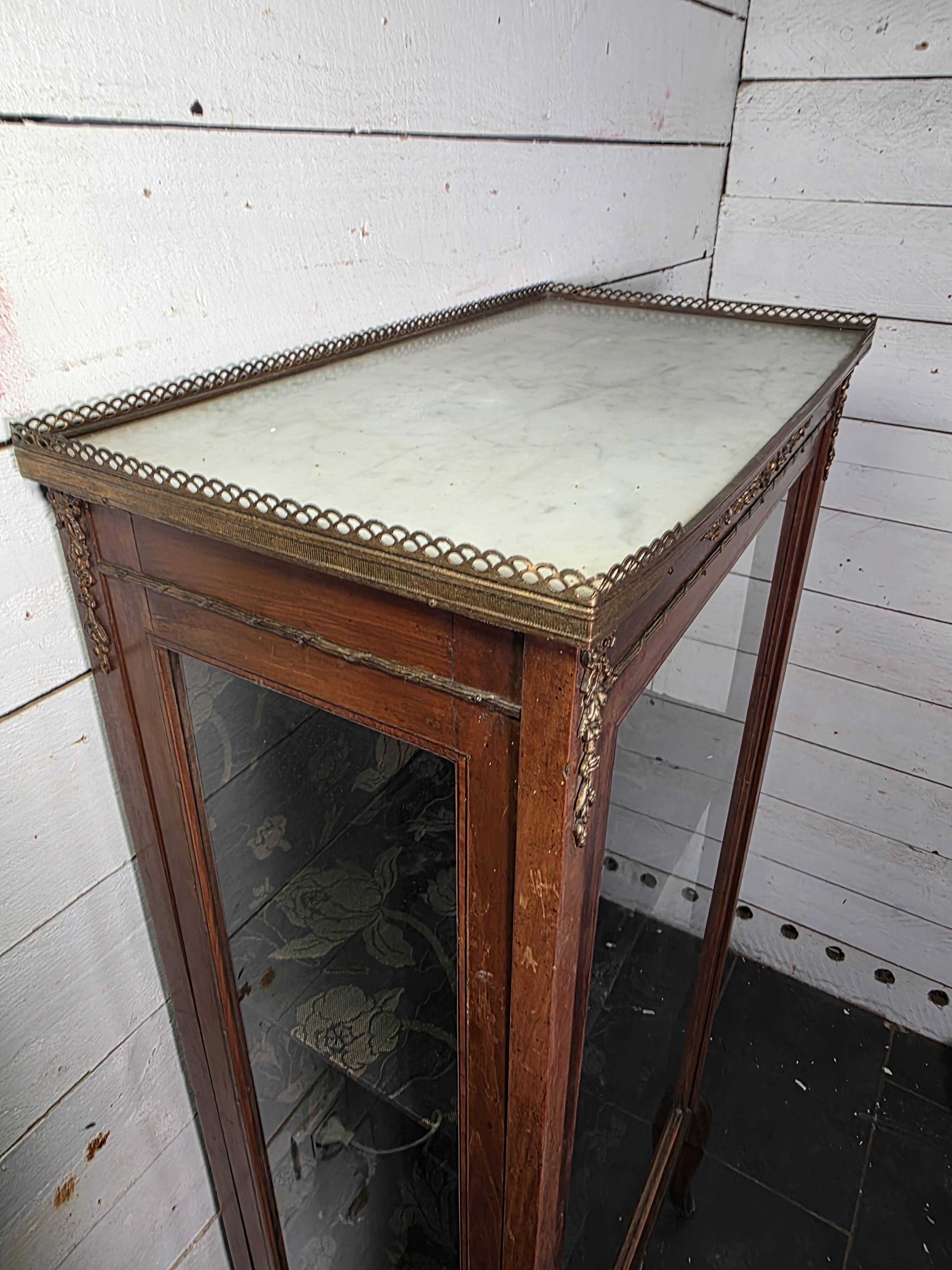 Vitrine ancienne style transition Louis XV-Louis XVI en Acajou