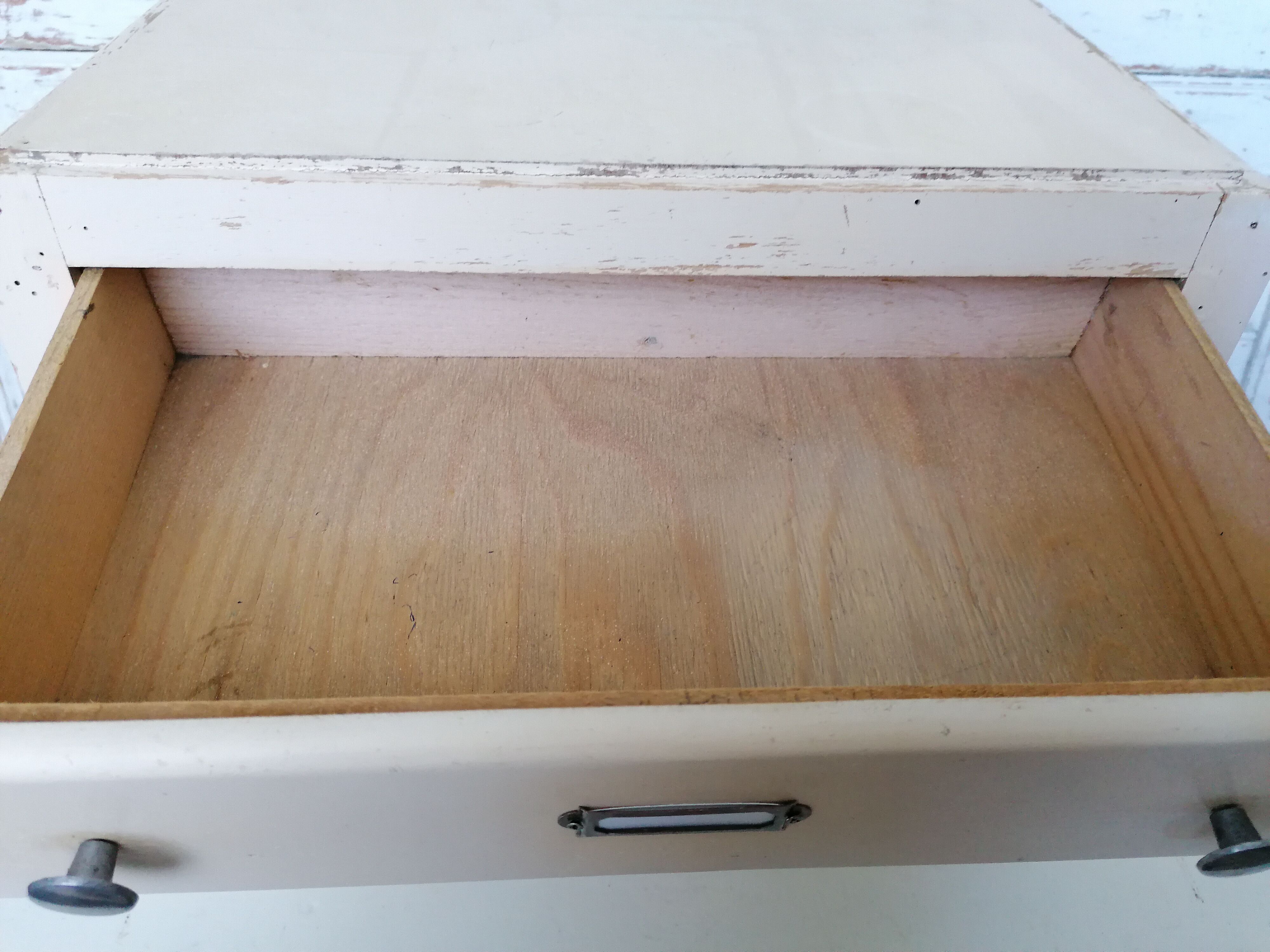 Small storage unit to lay