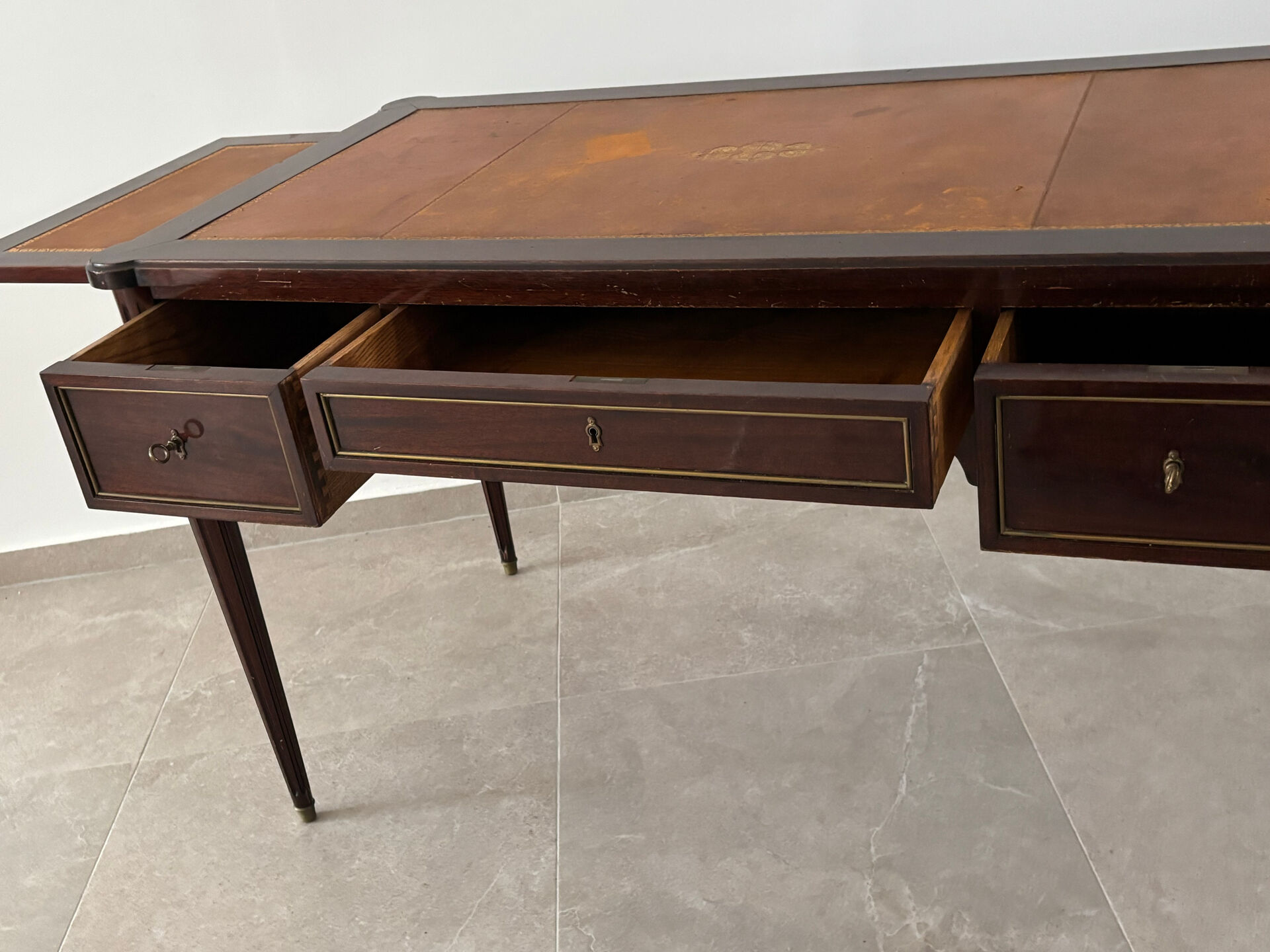 Bureau style Empire en acajou et cuir doré