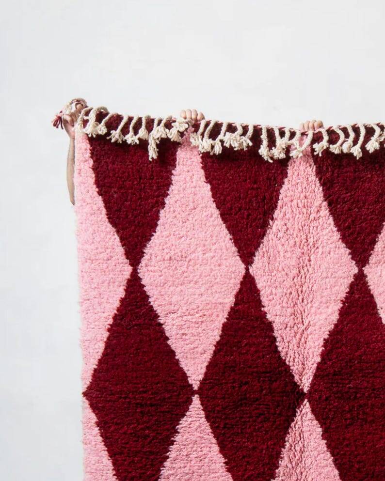 Off-white Moroccan rug with geometric patterns, 250cm x 200cm