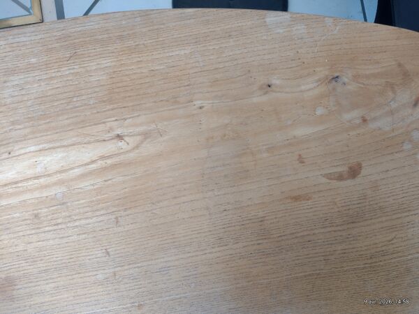 Table en bois massif de forme libre vintage