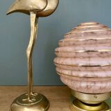 Lampe à poser globe vintage art déco en verre de Clichy rose et or