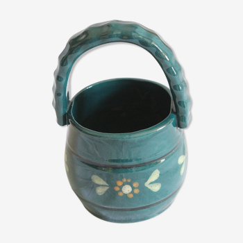 Ancien pot en céramique avec des fleurs