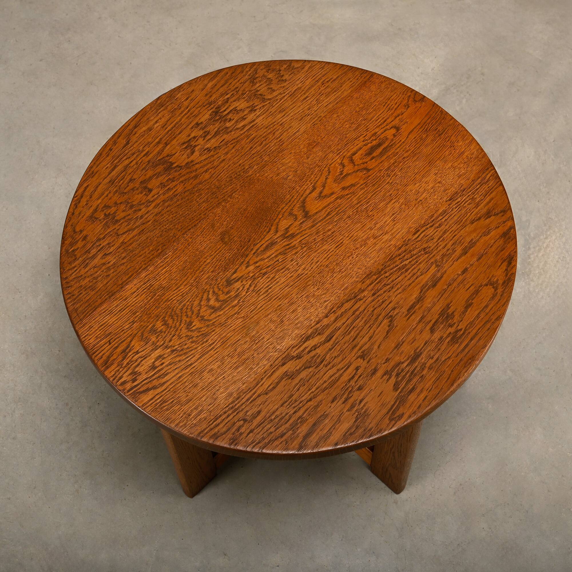 Table d'appoint en chêne de l'École d'Amsterdam Art Déco moderniste néerlandaise.