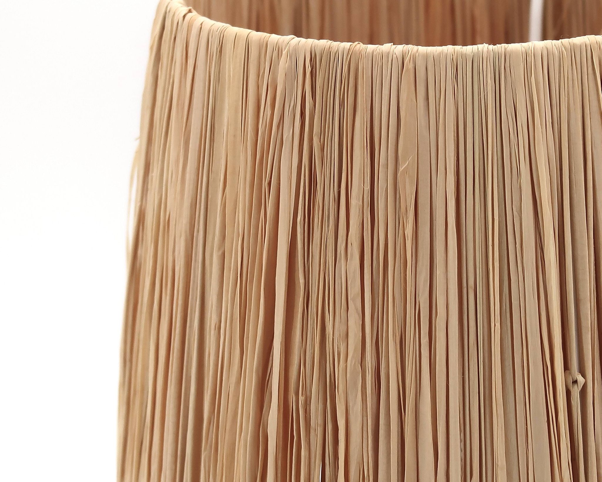 Petite lampe boule en bois blond, abat jour en raphia, années 90