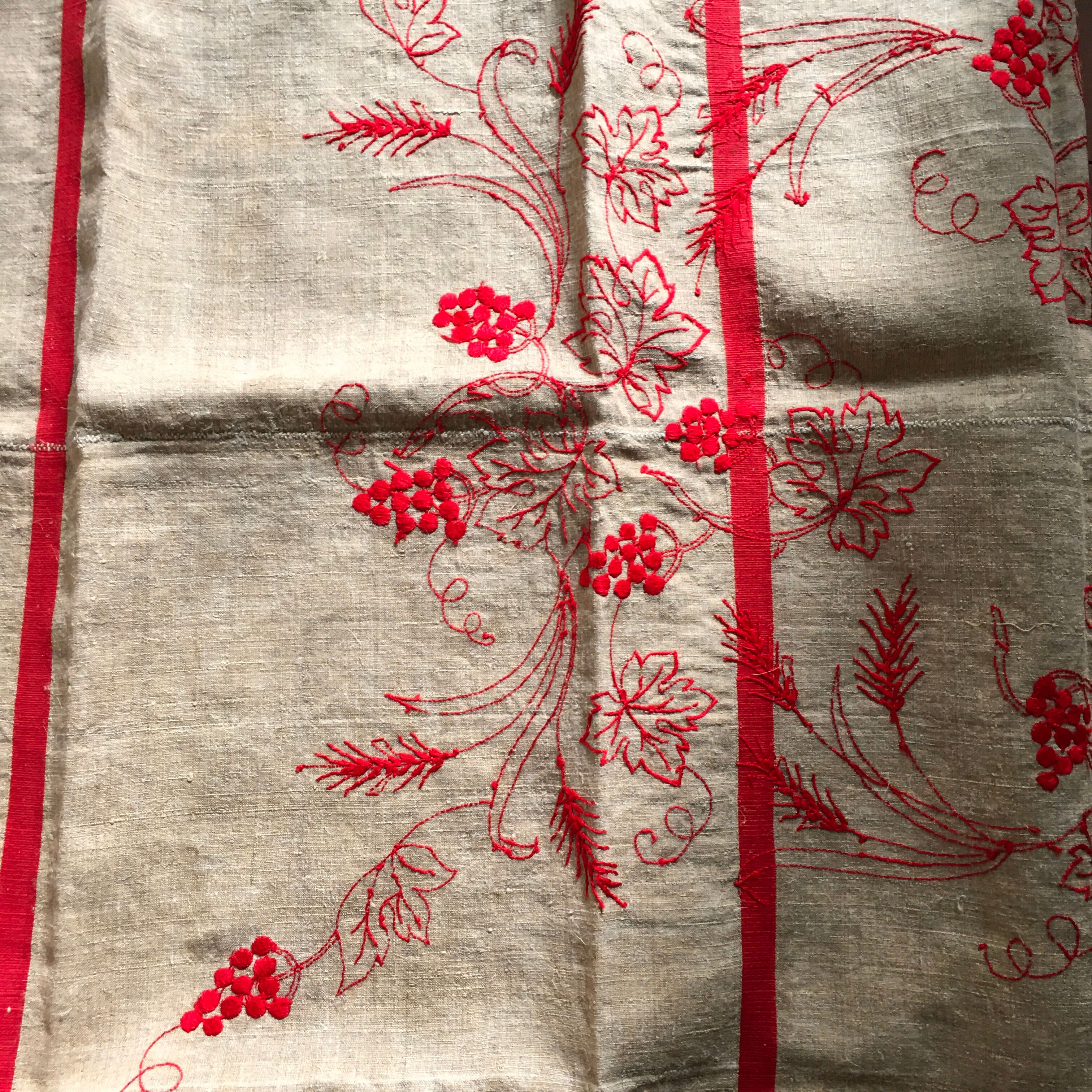 Nappe brodée tissu ancien 131 x 156 cm