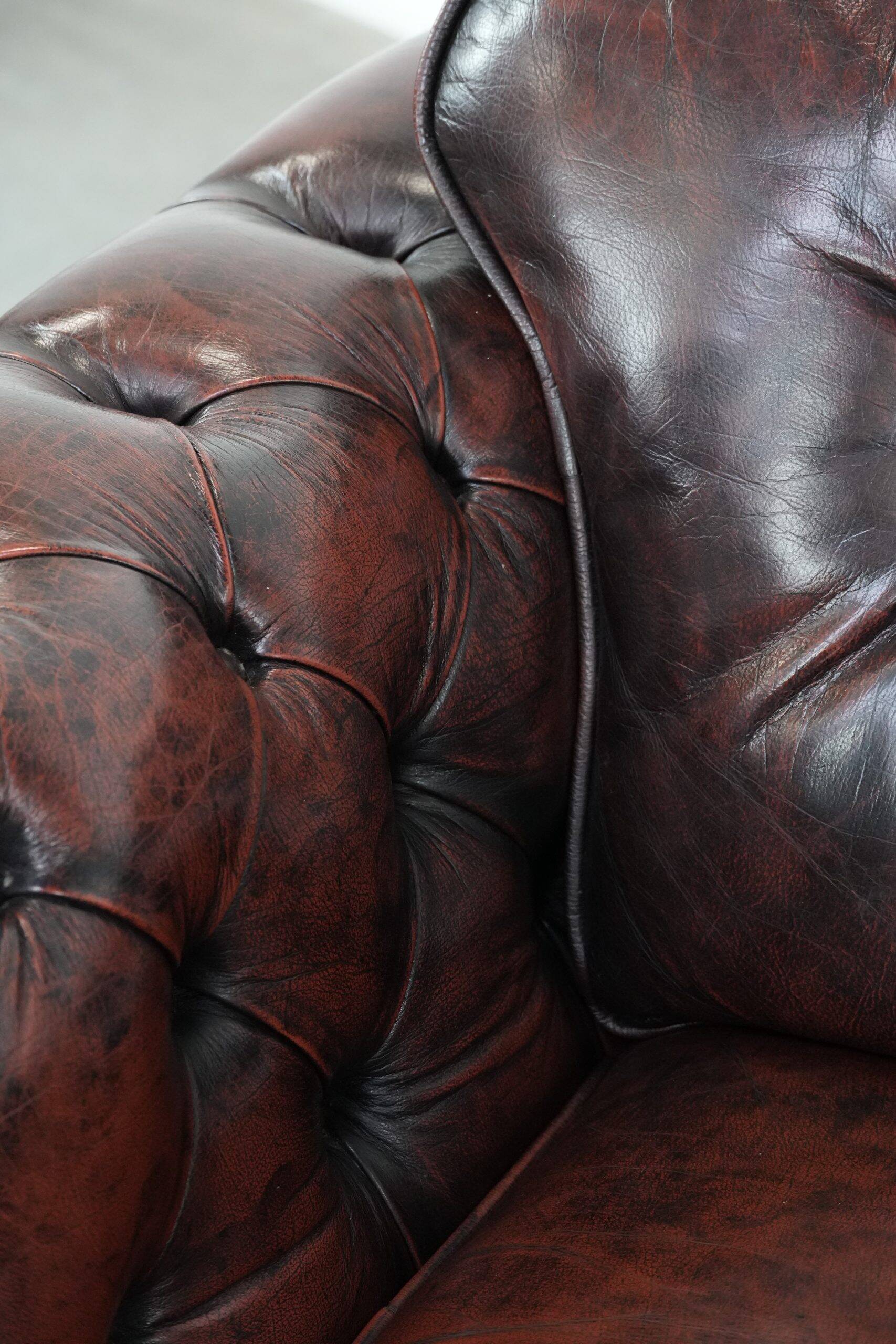 Fauteuil Chesterfield en cuir marbré rouge de style anglais