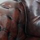 Fauteuil Chesterfield en cuir marbré rouge de style anglais