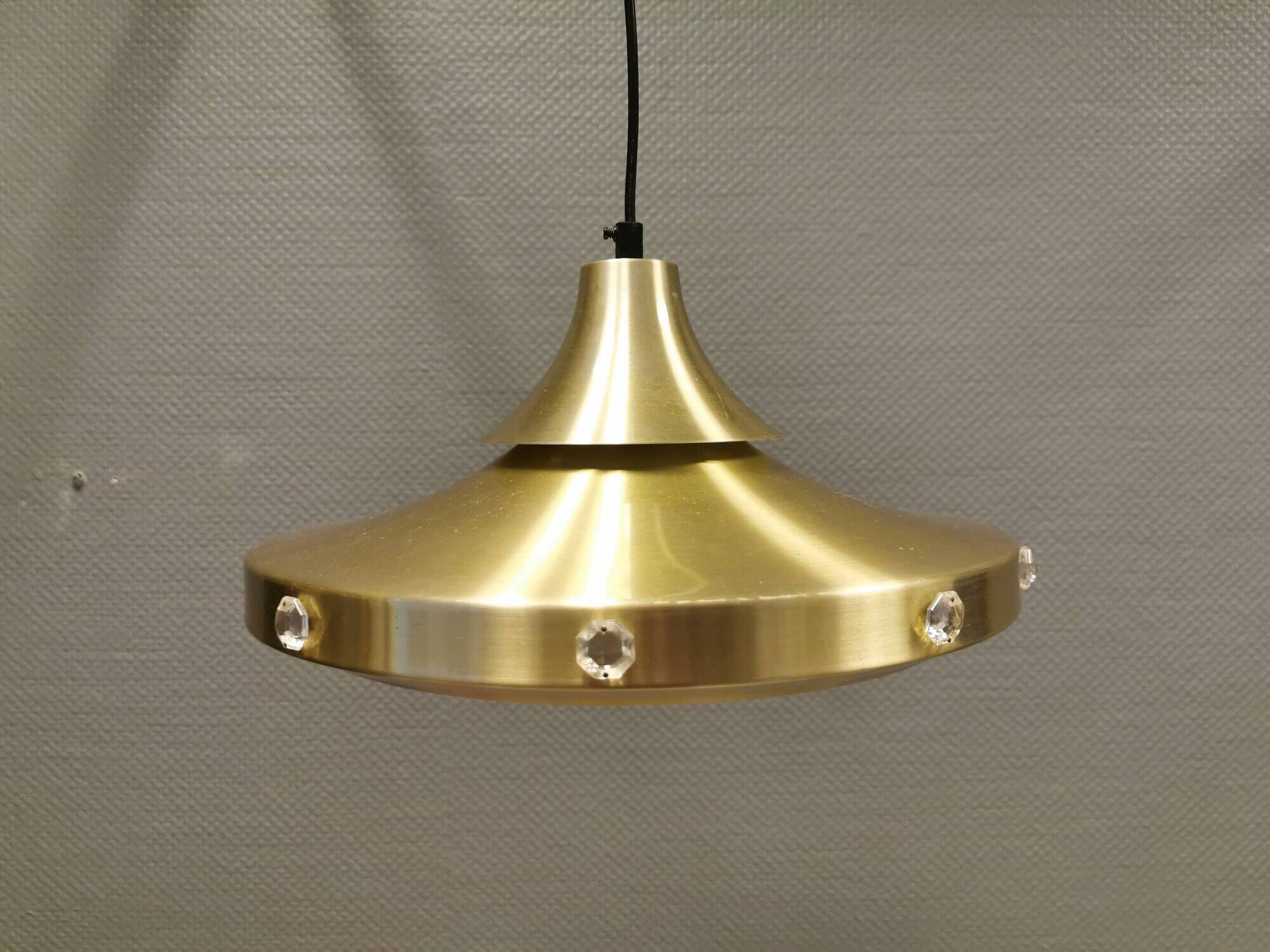 Danish Hanging lamp from the 80s in gold-coloured aluminium with hard-pressed plastic bottom grid an