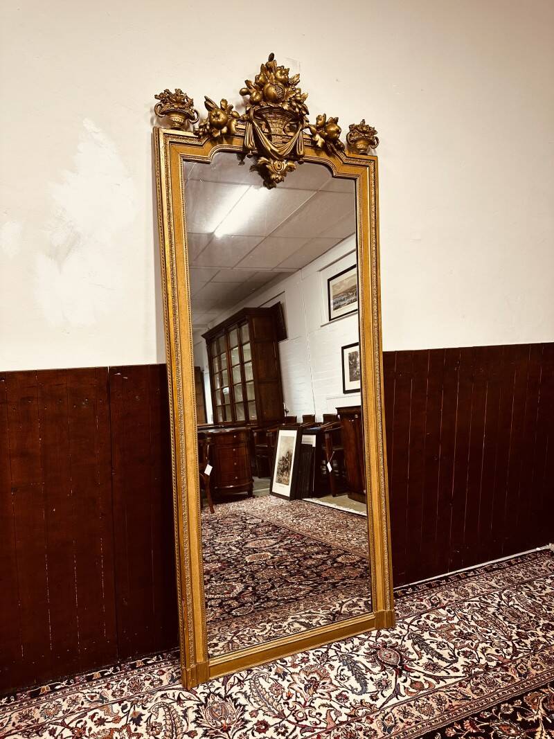 Antique English golden barock mirror mirror with large ornament
