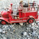 Camion de pompier américain de 1930 en acier tole avev tous ses accessoires lance à eau,