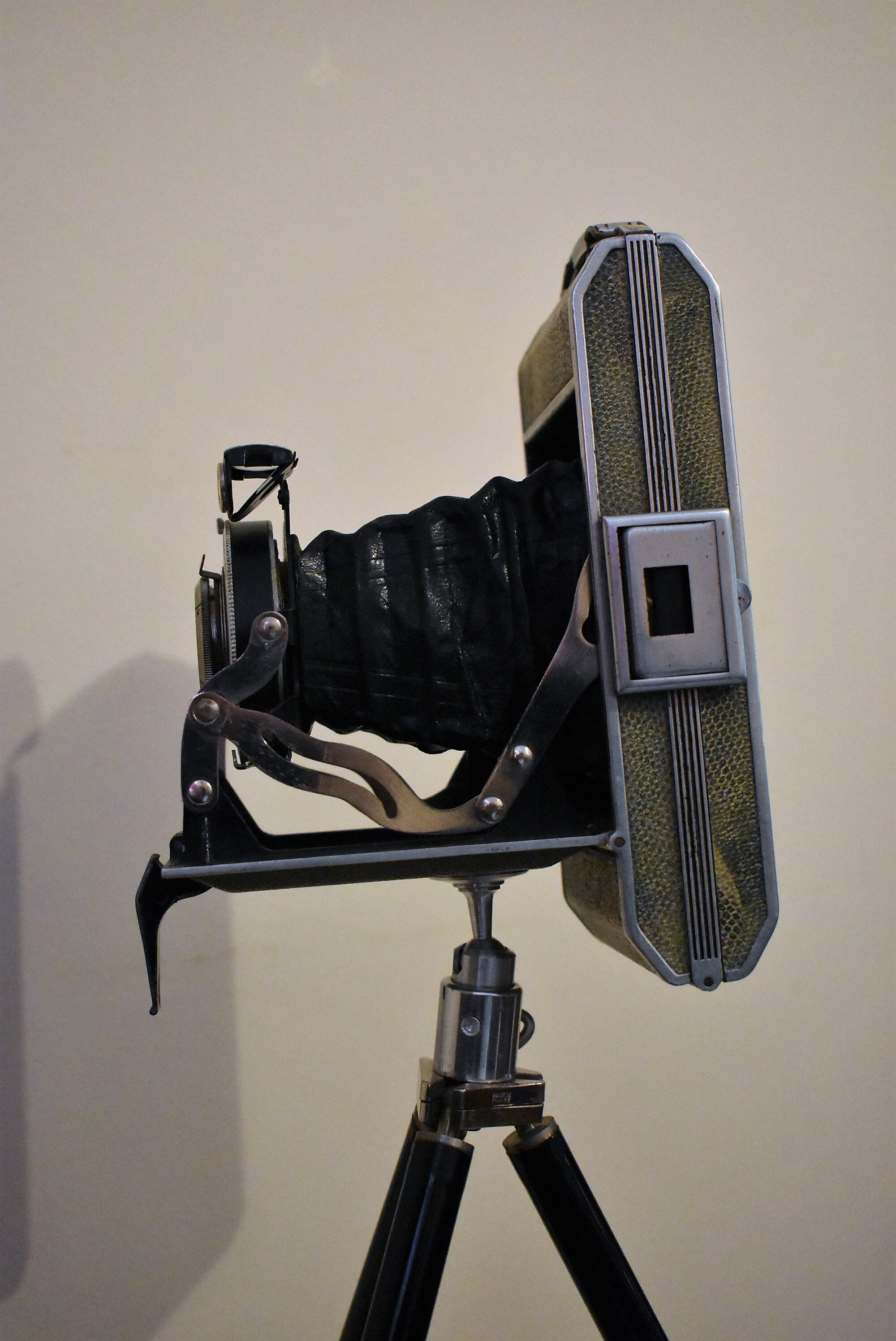 Camera bellows pontiac with his tripods