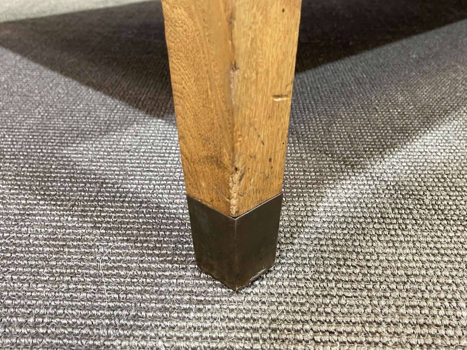 Lit de repos anglais début XXème en chêne, quelques tâches sur le tissu