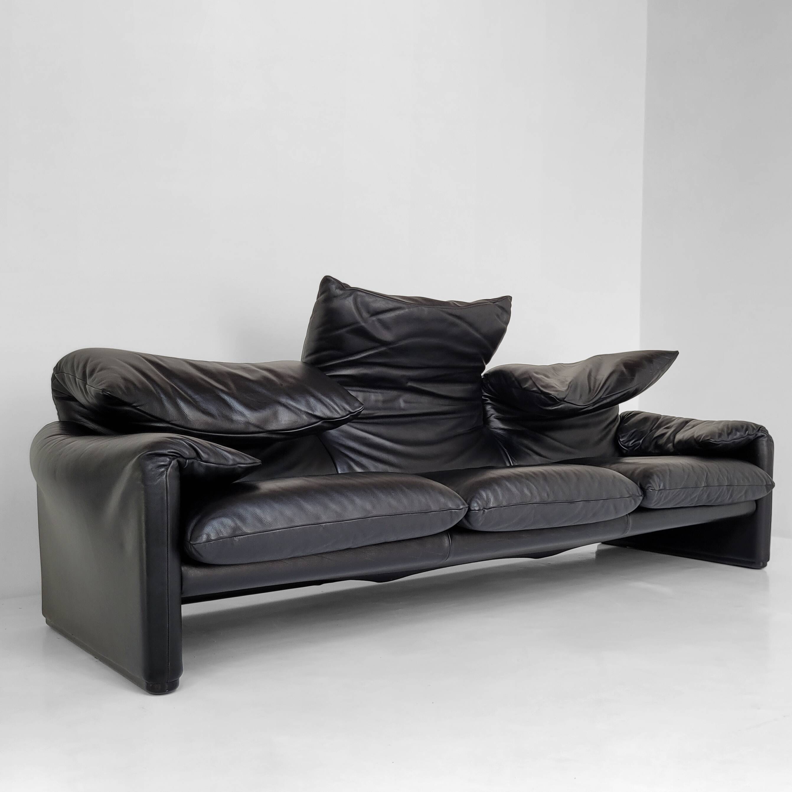 Maralunga sofa by Vico Magistretti for Cassina