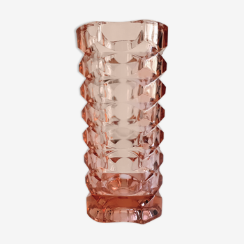 Vase rose en verre taillé