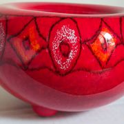 Vase tripode céramique à l'émail rouge vif vintage