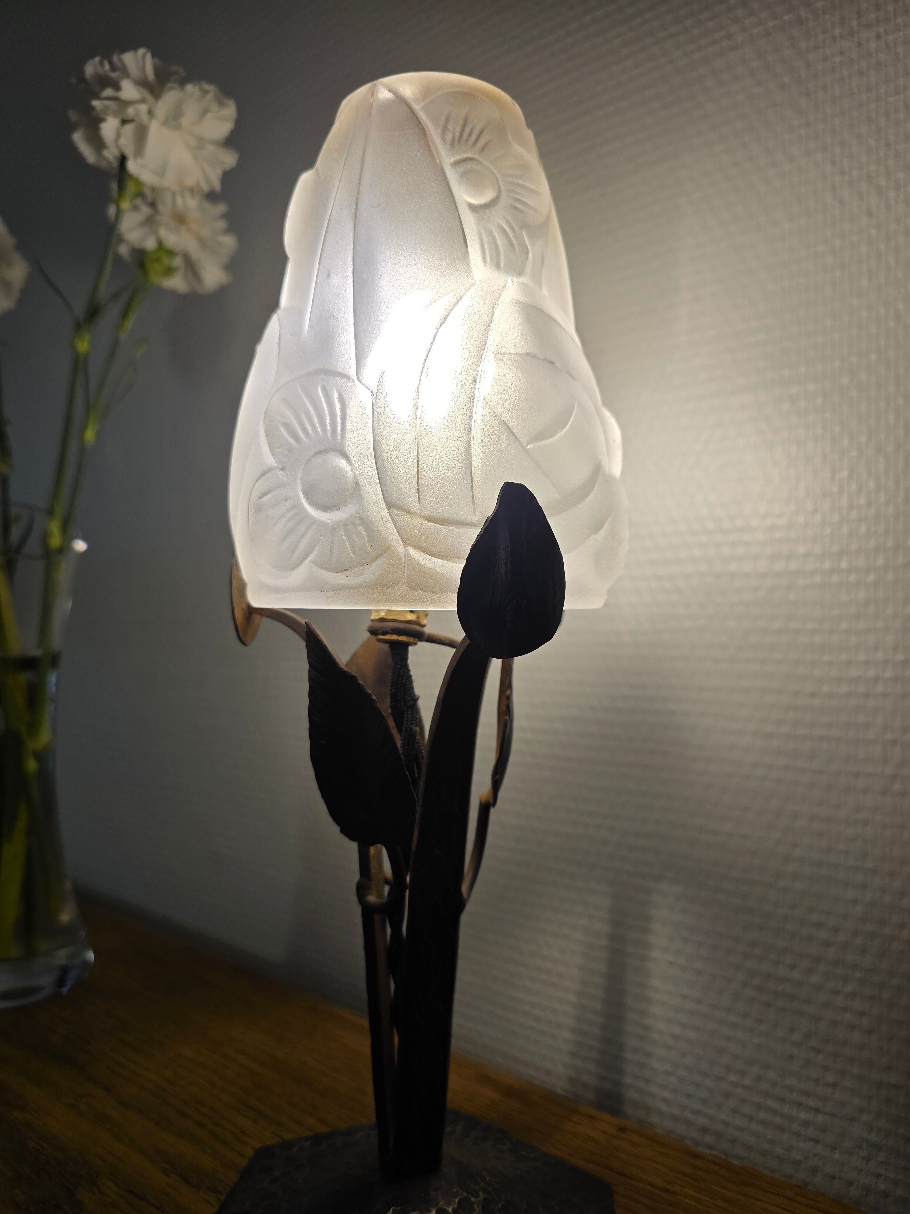 Lampe Degué pied fer forgé martelé à décor végétal - tulipe signée