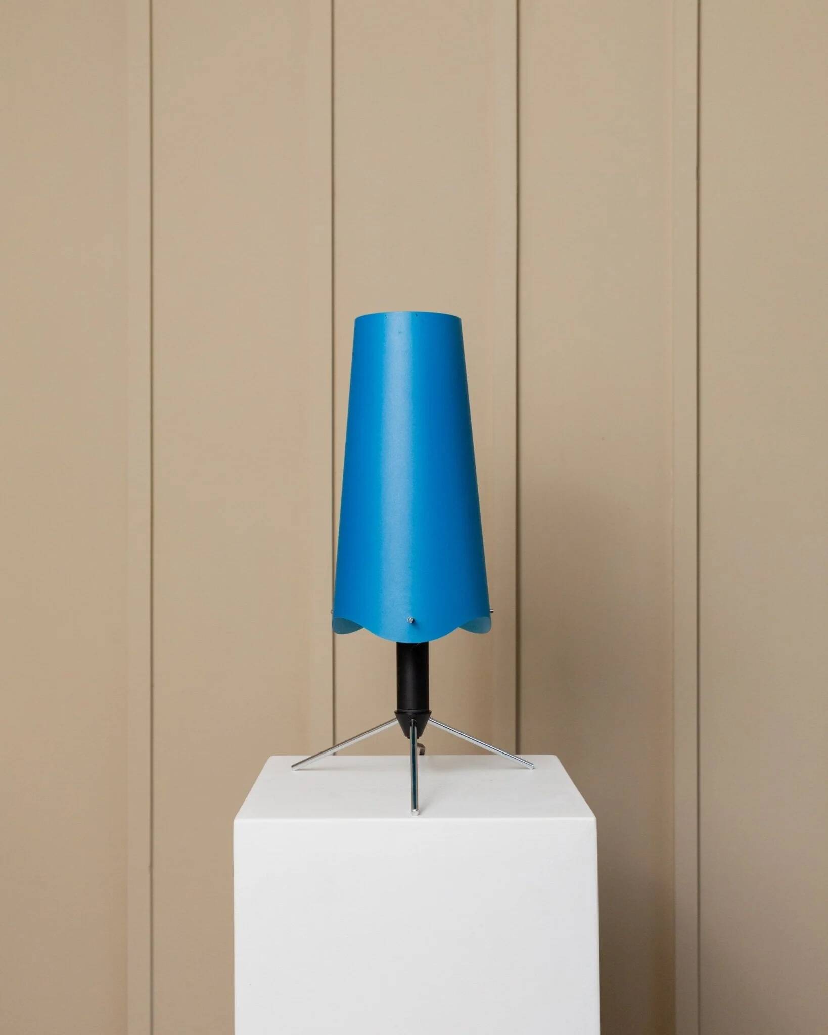 Lampe de table vintage bleue des années 1980 de style Memphis avec tige en métal noir réglable et base trépied en chrome.