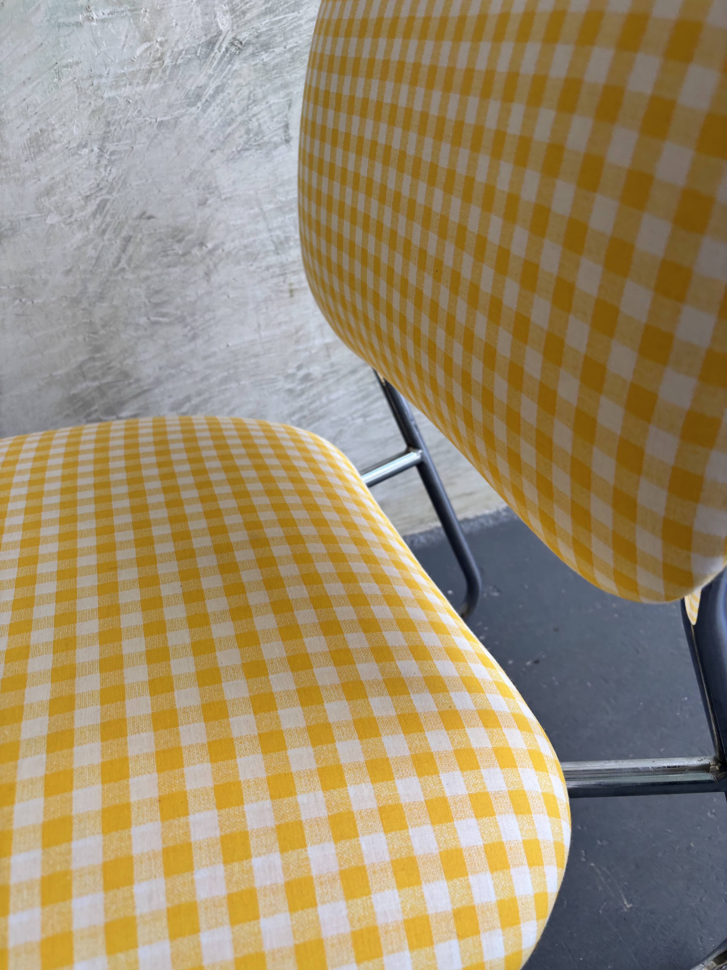 Fauteuil à carreaux vichy.