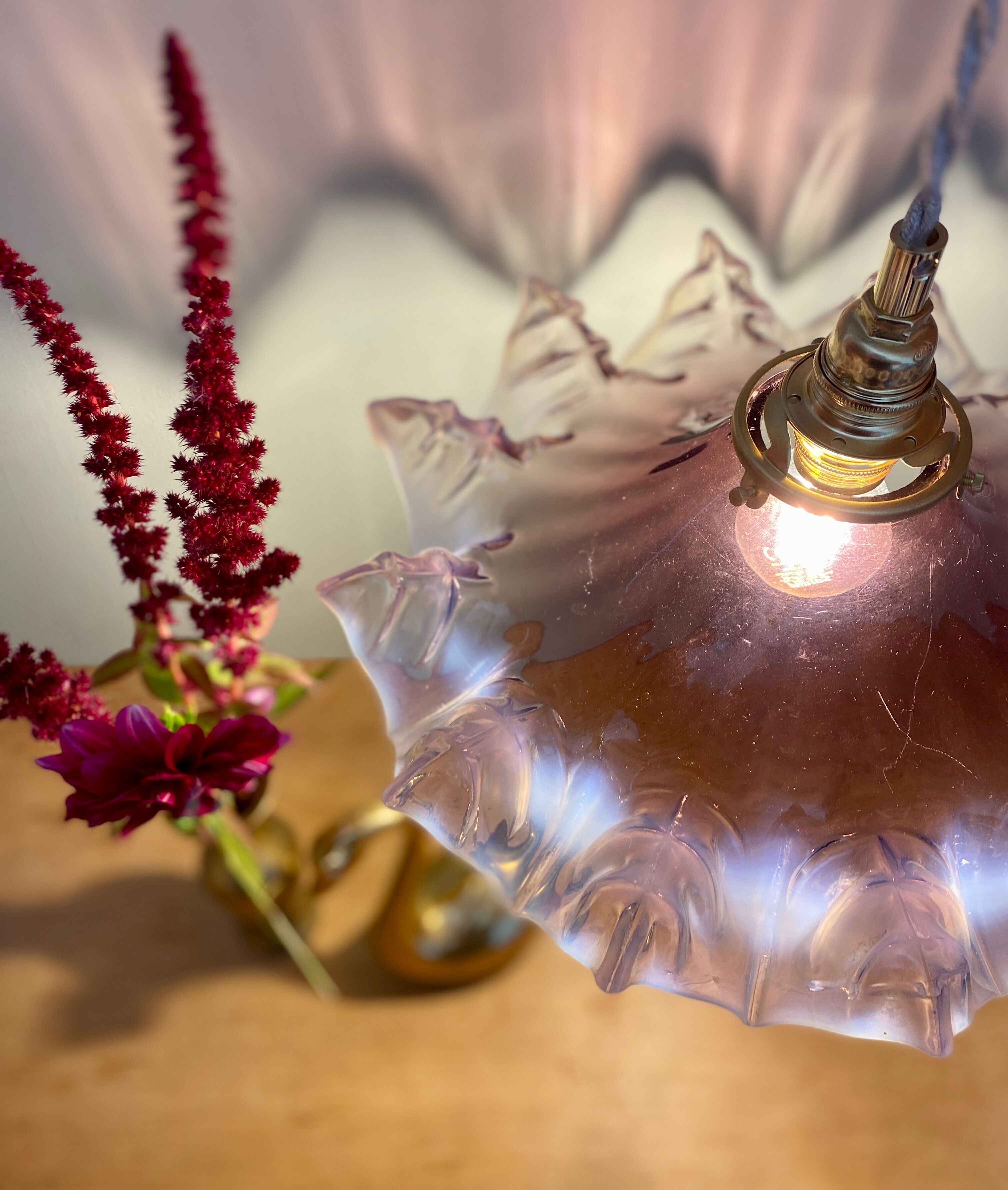 Vintage glass lampshade suspension