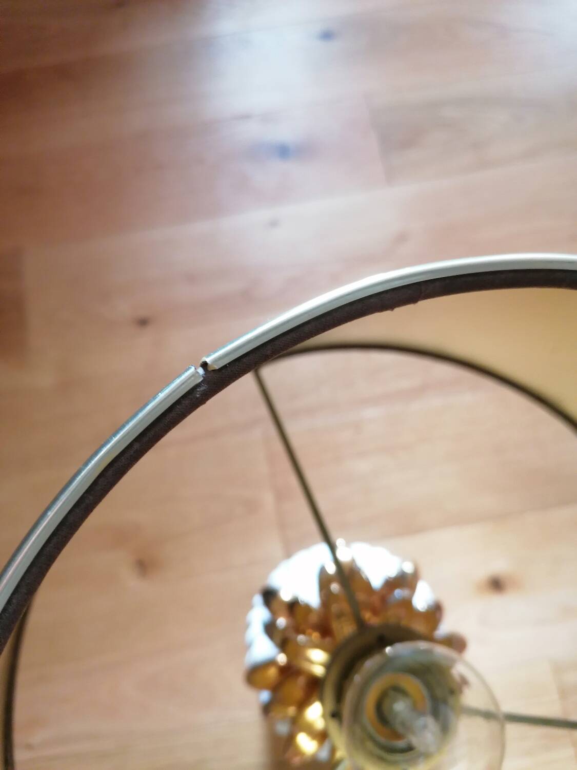 Vintage white and gold ceramic pineapple lamp