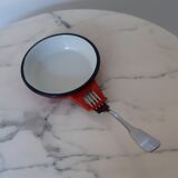 Set of 2 red enamelled dishes