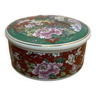 Petite boite en porcelaine japonaise